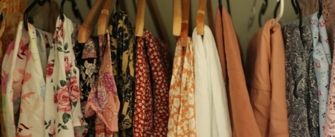 Peças Básicas que Toda Mulher Deve Ter no Guarda-Roupa