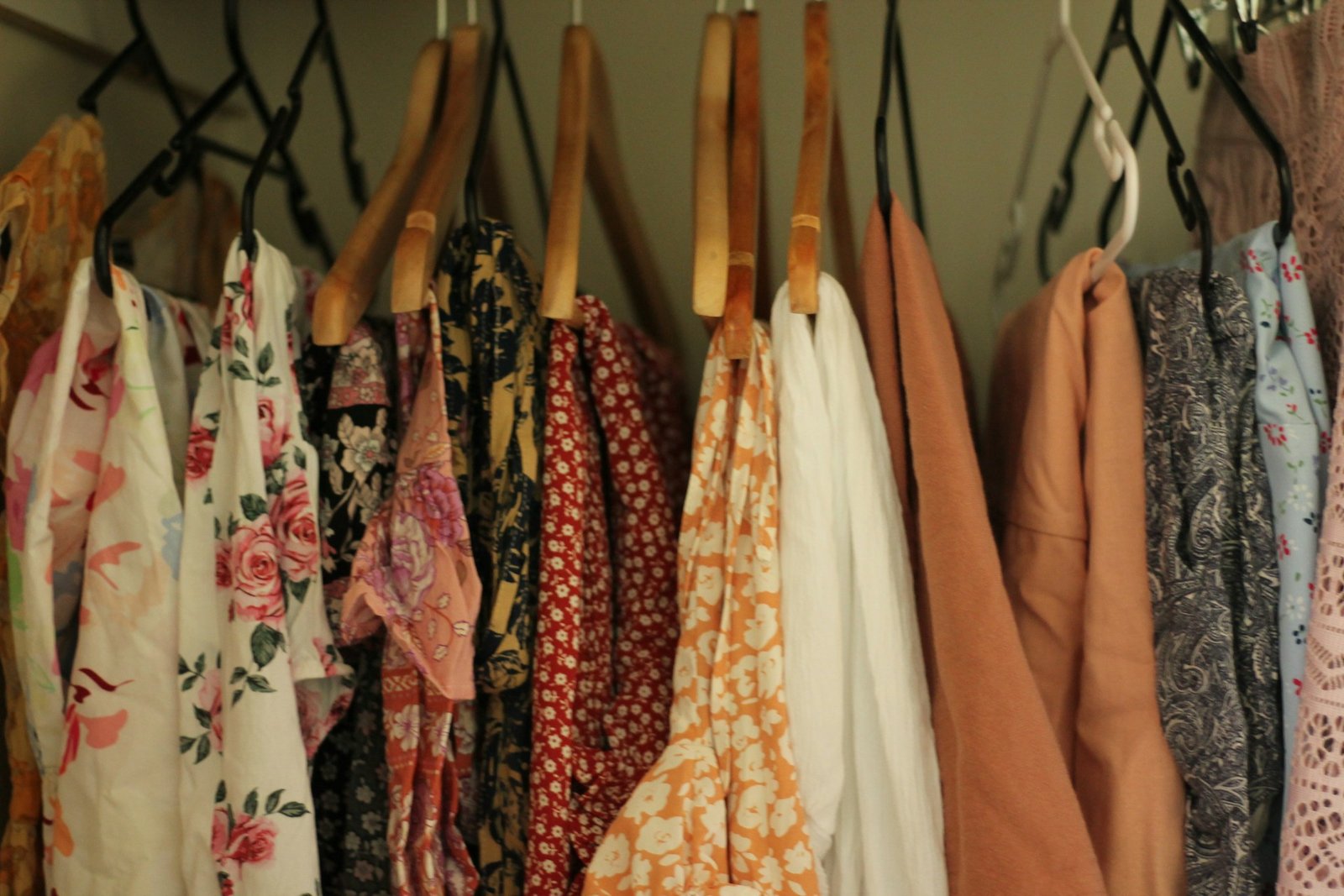 Peças Básicas que Toda Mulher Deve Ter no Guarda-Roupa